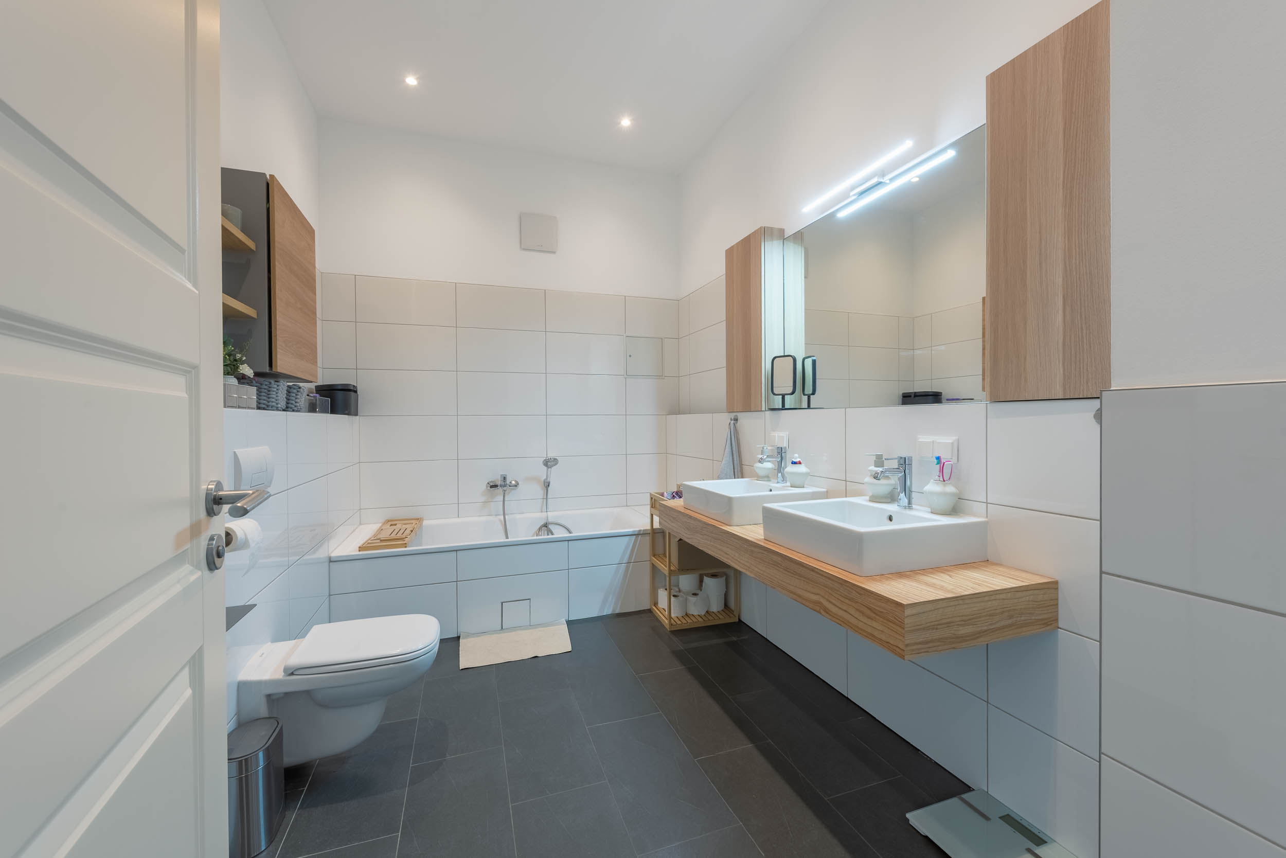 Professionelle Immobilienfotografie eines modernen Badezimmers in Berlin-Friedrichshain