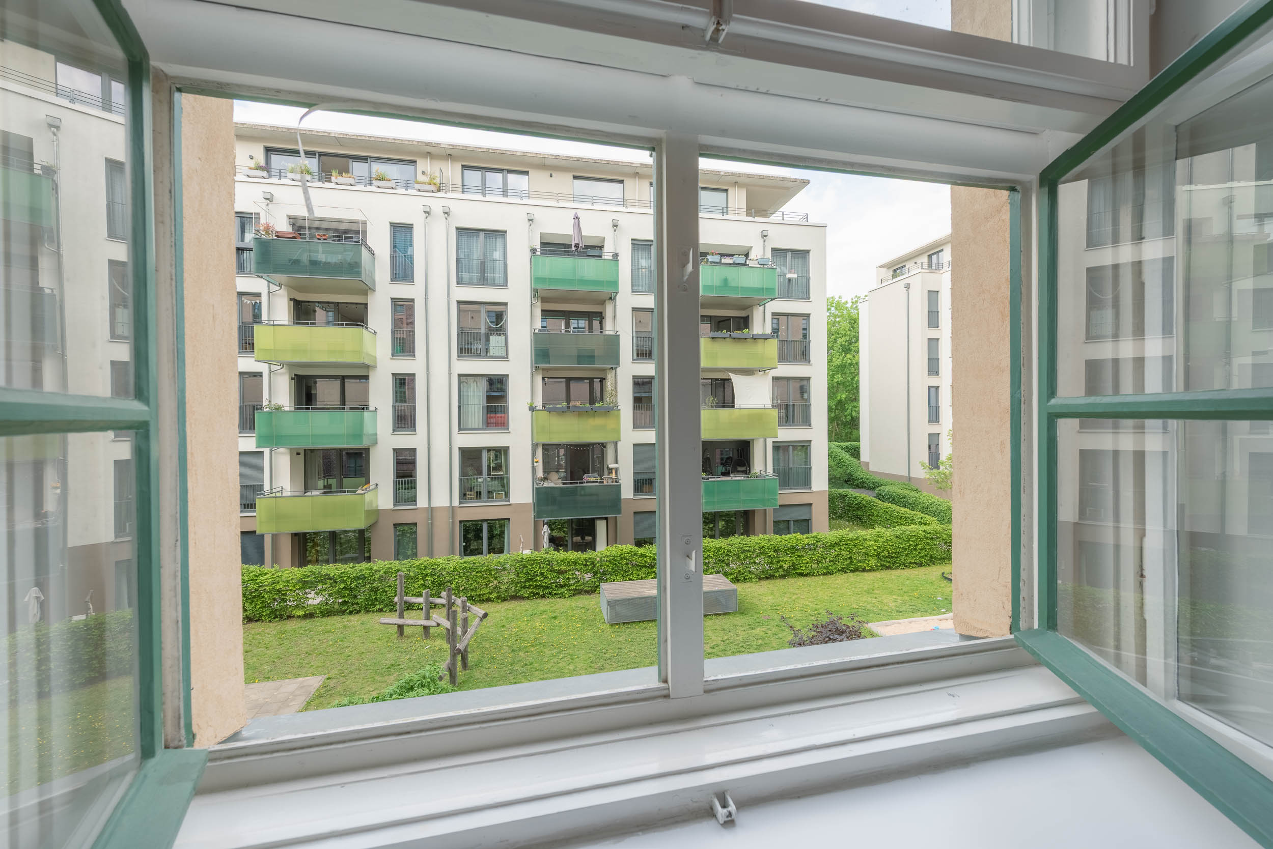 Immobilienfotografie einer Wohnung in Berlin-Friedrichshain mit Blick in den Innenhof