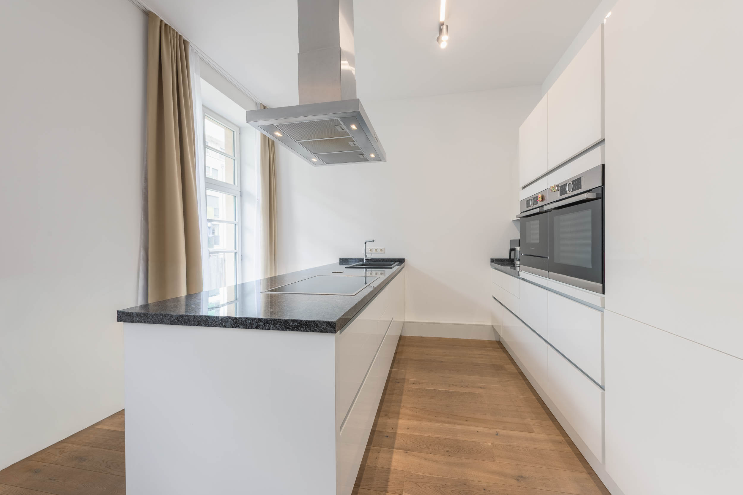 Professionelle Immobilienfotografie einer modernen Küche in Berlin-Friedrichshain