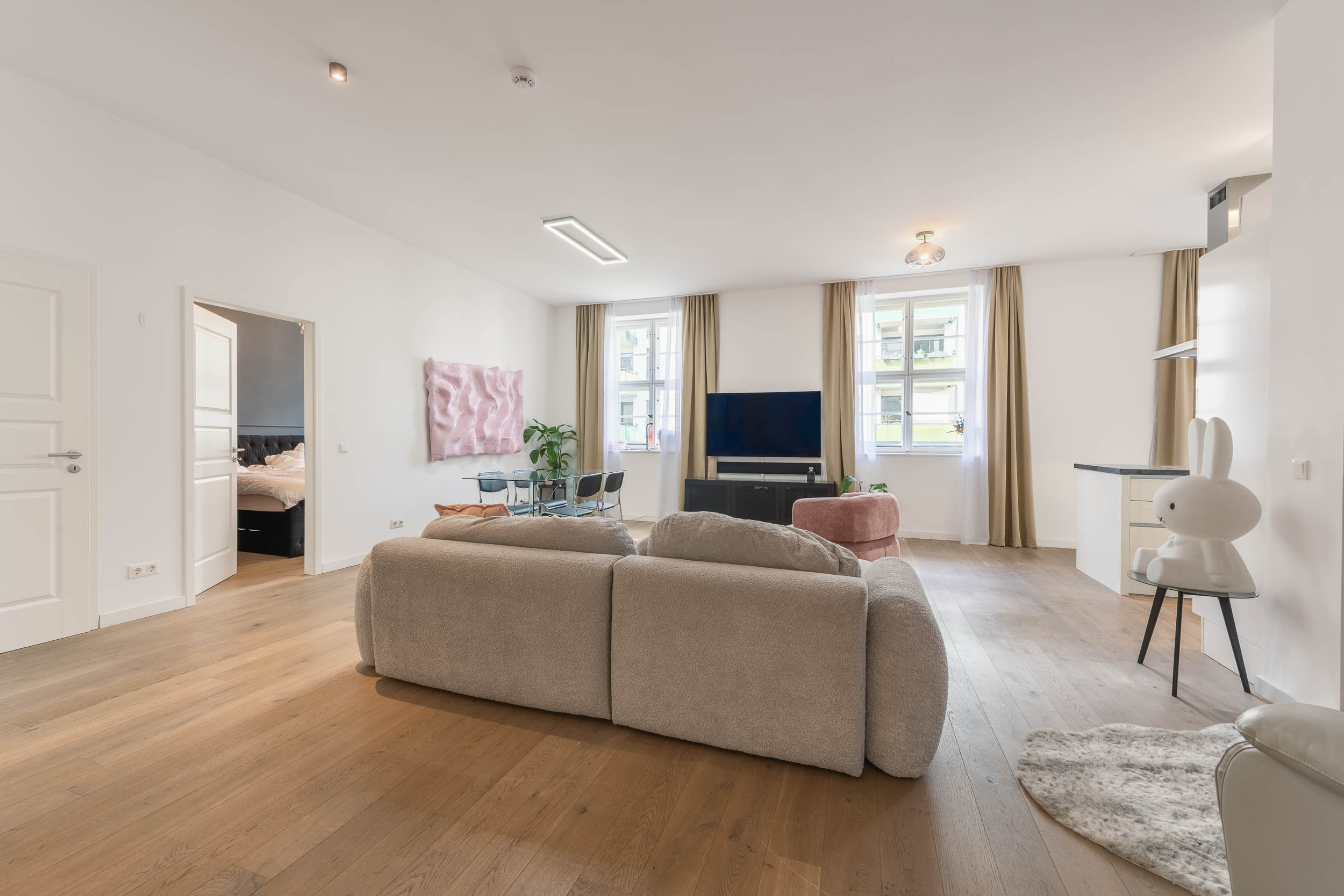 Professionelle Immobilienfotografie eines offenen Wohnbereichs in Berlin-Friedrichshain